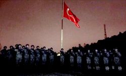 Mehmetçik'ten depremde hayatını kaybedenler için saygı duruşu