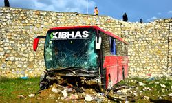 Kontrolden çıkan KIBHAS’a ait yolcu otobüsü tarla içine düştü..Kazada 2 kişi yaralandı