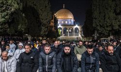 Mescid-i Aksa'da on binlerce Müslüman ilk teravih namazını kıldı