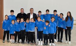 Cumhurbaşkanı Erhürman Perçinci Futbol Okulu’ndan sporcu, yönetici ve aileleri kabul etti