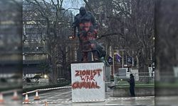 Winston Churchill'in heykeline "Siyonist savaş suçlusu" yazıldı