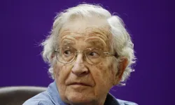 Noam Chomsky’nin eşi Epstein ile bağlantıları nedeniyle özür diledi: “Bu, ciddi bir hataydı”