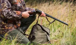 Güney Kıbrıs'ta av tüfeğini temizlerken eşini yaraladı