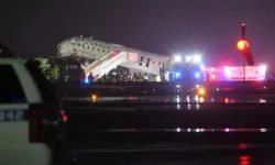 ABD'nin New York kentinde uçak, havalimanına inişi sırasında itfaiye aracına çarptı