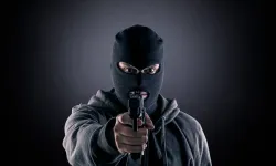 Limasol’da maskeli ve silahlı gençler yabancıların yaşadığı evi bastı