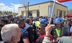 Greve giden kamuda örgütlü sendikalar, Meclis önünde eylemde