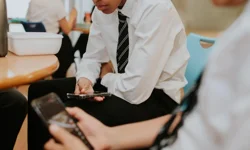 İngiltere'de okullarda cep telefonu yasayla yasaklanıyor