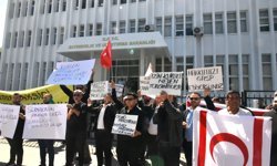 Kıbrıs Türk Taksici Dernekleri Federasyonu, Bayındırlık ve Ulaştırma Bakanlığı önünde eylem yaptı