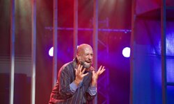 Sanatçı Abdullah Öztoprak’ın tiyatro oyunu ‘Parçalayanım… Parçalarım’ yarın ve pazartesi LAÜ'de sahnelenecek