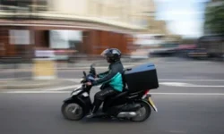 Güney Kıbrıs'ta paket servis elemanına saldırı