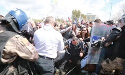 Genel Grev Sürüyor: Meclis Önünde Arbede