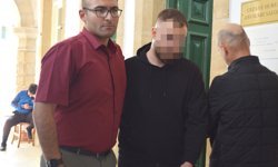 Galatasaray-Fenerbahçe maçı sonrası ortalık karıştı: Burnunu kırdı, iki kişiyi bıçakladı