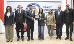 Ödüllü gazeteci DAÜ Mezunu Alaqad, öğrencilerle buluştu
