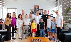 Gazimağusa Belediye Başkanı Uluçay, mahallelerinde çevre temizliği yapan çocuklara teşekkür etti