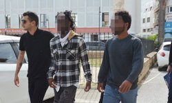 İkamet izinsiz kalan iki zanlı mahkemeye çıkarıldı