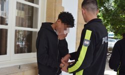 Trafik levhasına uymadı motosikletliye çarptı