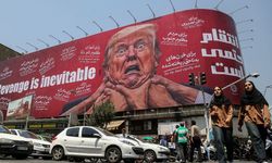 Tahran'da merkezi bir noktaya Trump'ı hedef alan "intikam" içerikli dev afiş asıldı