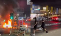 Limasol’da maskeli gençler trafik çemberine yığdıkları araba lastiklerini yaktı