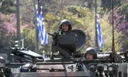Yunanistan'da eğitim için askerlik hizmetini tecil ettirmeyenlerin hizmet süresi 9 aya düşecek