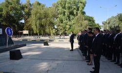 Türkiye İş Bankası çalışanları, bankanın 102. kuruluş yıl dönümünde Atatürk Anıtı'na çelenk koydu