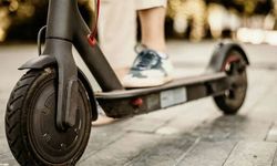 Kaldırıma düşen scooter sürücüsü yaralandı