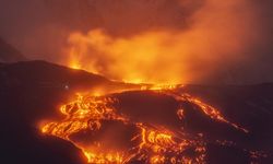 Etna Yanardağı'nın kül püskürtmesi hava ulaşımını olumsuz etkilemeye devam ediyor