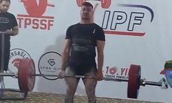 Milli sporcu Hüsnü Batıkan, İzmir’deki Ultimate Deadlift Şampiyonası’nda şampiyon oldu