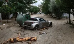 Girit Adası'nda şiddetli yağış ve rüzgar nedeniyle köprü yıkıldı, yollar kapandı, eğitim durdu