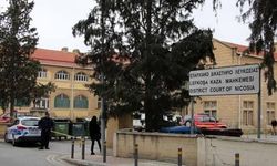 Mahkeme binasına kesici aletlerle girmeye çalışırken yakalandı