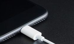 Prizde takılı bulunan telefon şarjı yangına neden oldu