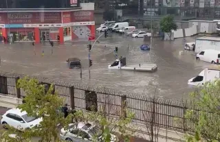İstanbul'da sağanak yolları göle çevirdi