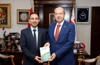 Nazım Kaşot, Cumhurbaşkanı Tatar’a “Doğa Temelli Çevre Eğitimi” adlı kitabı takdim etti