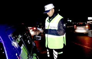 Dünkü trafik denetimlerinde 267 kişi rapor edildi, 6 sürücü tutuklandı ve 22 araç trafikten men edildi