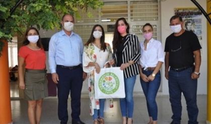 Değirmenlik Belediyesi, bölge okullarındaki öğrenci ve öğretmenlere maske dağıttı
