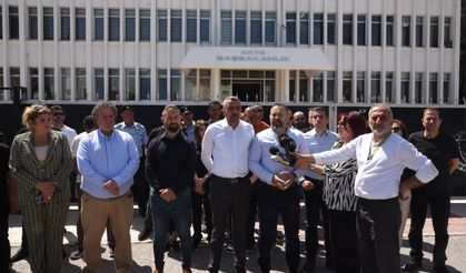 Başbakanlık önünde Cezaevi hakkında basın açıklaması yapan KTAMS ve Kamu-İş, Başbakanlık'tan söz aldı