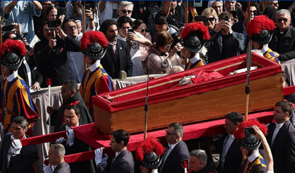 Papa Franciscus'un naaşı taziye ziyaretlerine açıldı