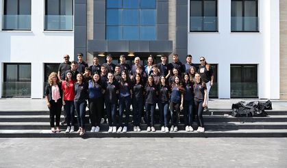 Özçınar, Kurtuluş Lisesi kız ve erkek atletizm takımını kabul etti: “Başarılarınız bizi gururlandırıyor”