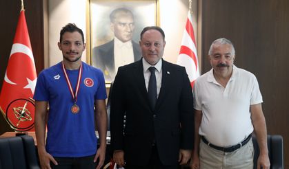 Öztürkler, milli yüzücü Doğukan Ulaç’ı tebrik etti