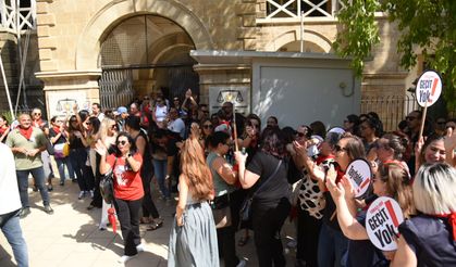 Anayasa Mahkemesi’nin kararı Mahkemeler önünde alkışlarla karşılandı