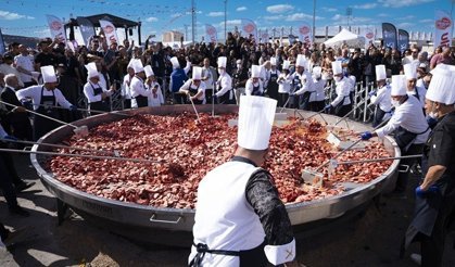 En büyük sucuklu yumurtadan 15 dakikalık kesintisiz tezahürata kadar 2025'te çeşitli dünya rekorları kırıldı