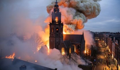 Amsterdam'da tarihi Vondelkerk Kilisesi'nde çıkan yangına müdahale ediliyor