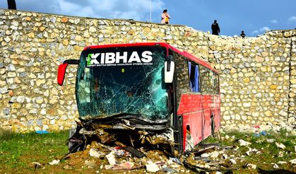Kontrolden çıkan KIBHAS’a ait yolcu otobüsü tarla içine düştü..Kazada 2 kişi yaralandı