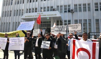 Kıbrıs Türk Taksici Dernekleri Federasyonu, Bayındırlık ve Ulaştırma Bakanlığı önünde eylem yaptı