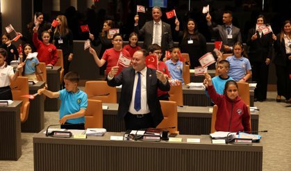 Genel Kurul koltuklarına bu kez çocuklar oturdu… Temsili Meclis, “Çocuk Hakları” gündemiyle toplandı