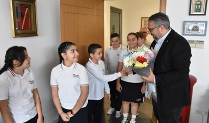 23 Nisan İlkokulu öğrencileri Girne Belediye Başkanı Şenkul’u ziyaret etti