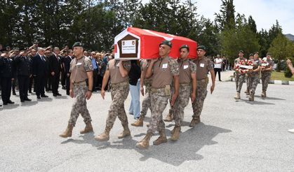 Görevdeyken rahatsızlanarak hayatını kaybeden 47 yaşındaki polis memuru Korkmaz son yolculuğuna uğurlandı