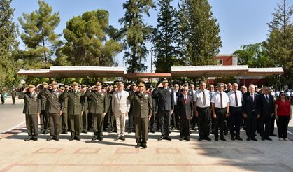 1 Ağustos Toplumsal Direniş Bayramı dolayısıyla Lefkoşa’daki Atatürk Anıtı ve Şehitler Anıtı’nda tören düzenlendi