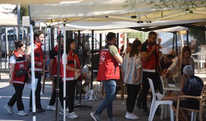 Gemi kazasının ardından aileler, limanda yakınlarından gelecek haberleri beklemeye devam ediyor...