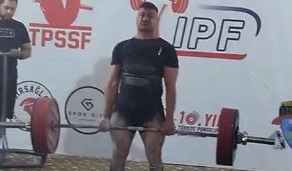 Milli sporcu Hüsnü Batıkan, İzmir’deki Ultimate Deadlift Şampiyonası’nda şampiyon oldu