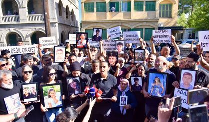 Aileler, Girne Mahkemesi önünde...“Kayıplarımızı bulun, bütün sorumluları ortaya çıkarın”